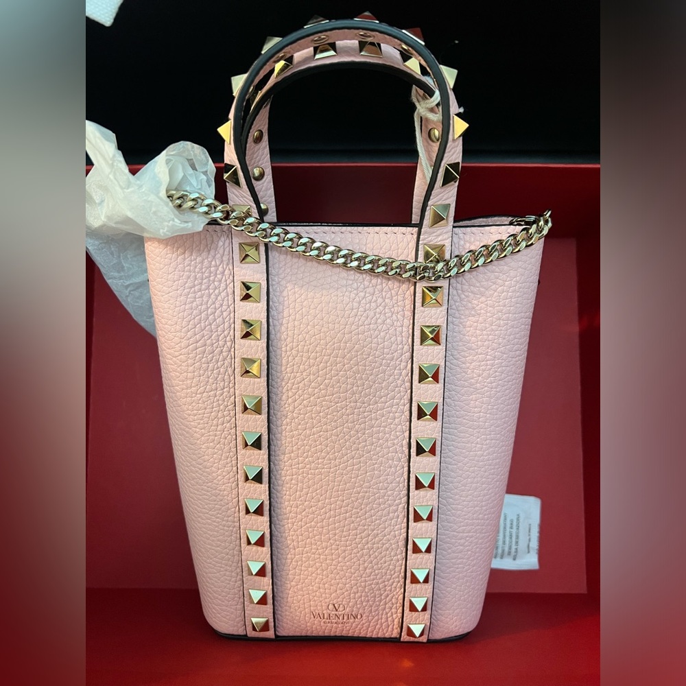 VALENTINO GARAVANI
Rockstud Pouch
Color: Rose Couture - Picture 4 of 15